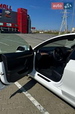 Седан Tesla Model 3 2022 в 