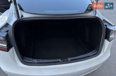 Седан Tesla Model 3 2022 в 
