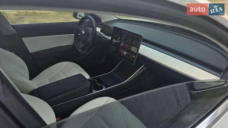 Седан Tesla Model 3 2018 в Ужгороде