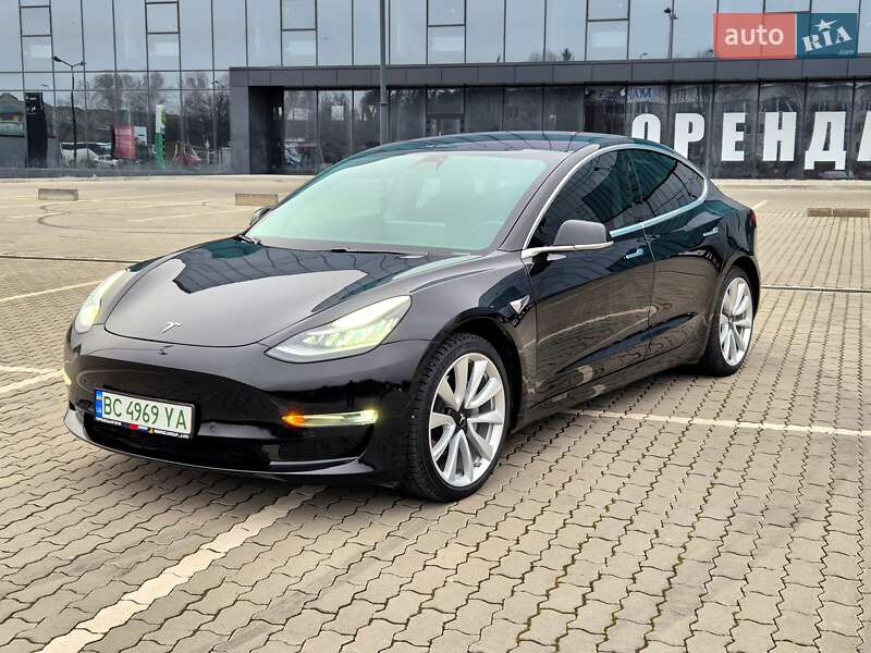 Седан Tesla Model 3 2018 в Львове
