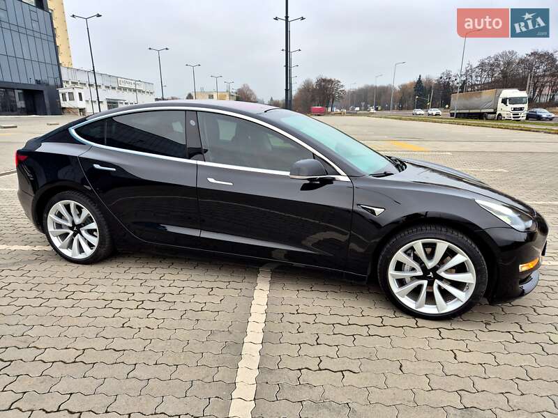 Седан Tesla Model 3 2018 в Львове