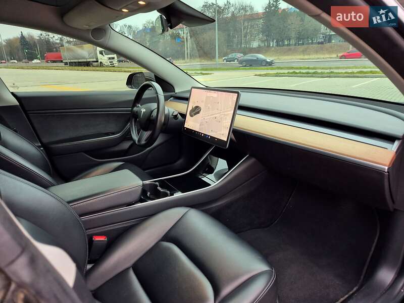 Седан Tesla Model 3 2018 в Львове