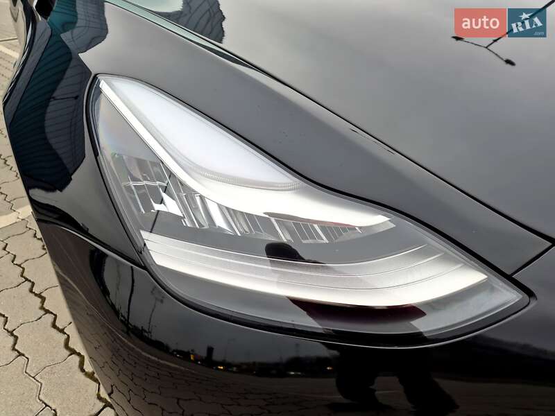 Седан Tesla Model 3 2018 в Львове