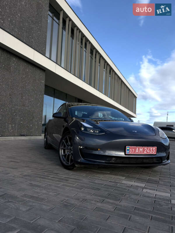 Седан Tesla Model 3 2023 в Ужгороде