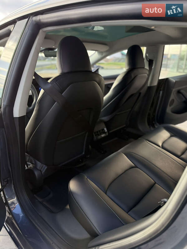 Седан Tesla Model 3 2023 в Ужгороде