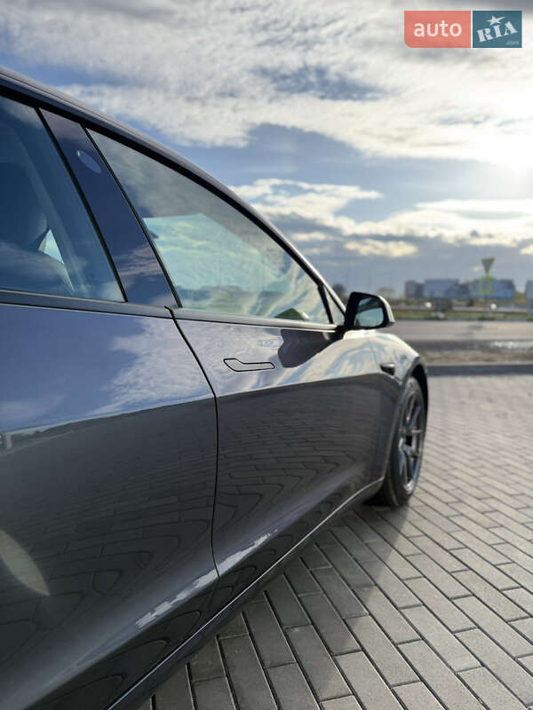 Седан Tesla Model 3 2023 в Ужгороде