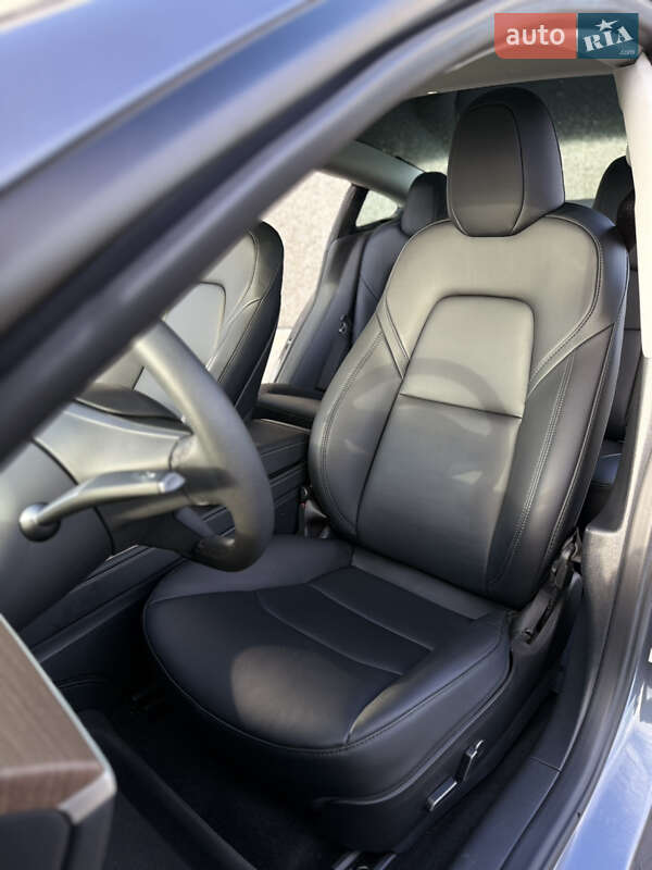 Седан Tesla Model 3 2023 в Ужгороде