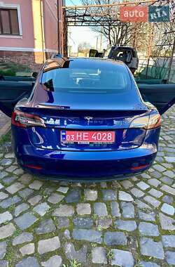 Седан Tesla Model 3 2022 в 