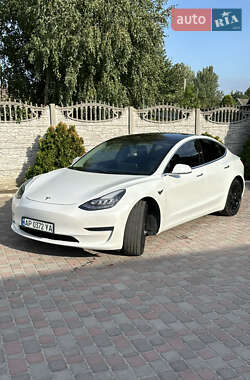 Седан Tesla Model 3 2020 в 