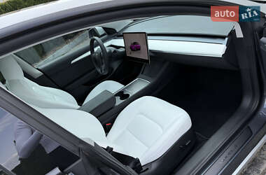 Седан Tesla Model 3 2022 в 