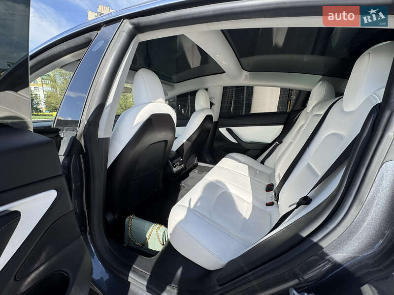 Седан Tesla Model 3 2019 в Львове