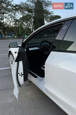 Седан Tesla Model 3 2021 в 