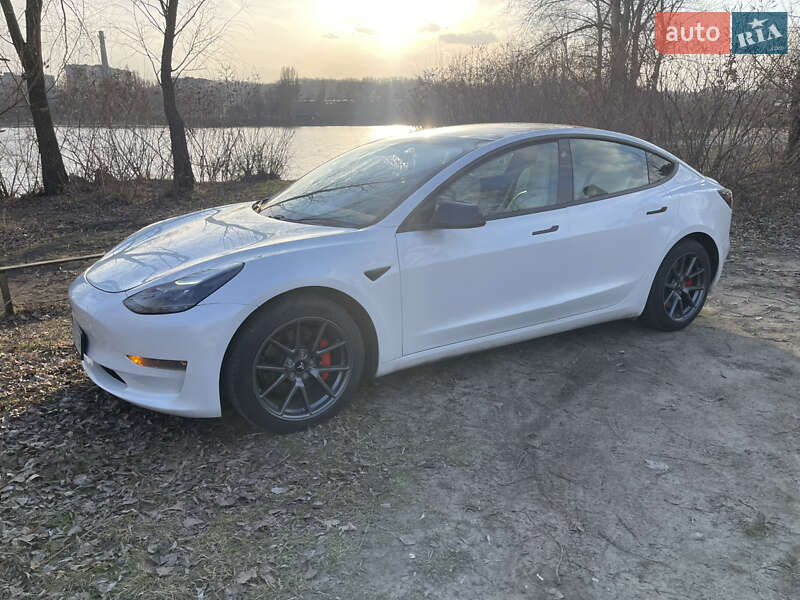 Седан Tesla Model 3 2021 в 