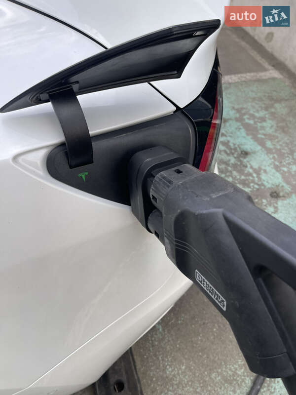 Седан Tesla Model 3 2021 в Киеве