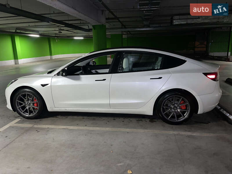 Седан Tesla Model 3 2021 в Киеве