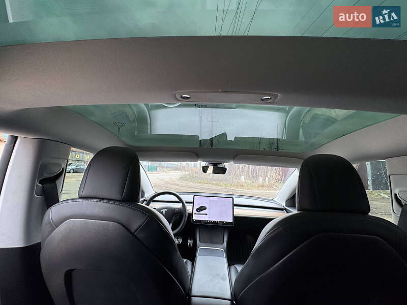 Седан Tesla Model 3 2021 в Буче