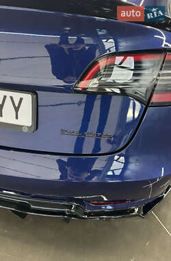 Седан Tesla Model 3 2023 в 