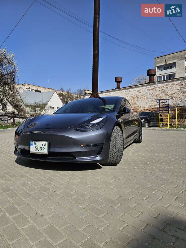 Седан Tesla Model 3 2022 в 