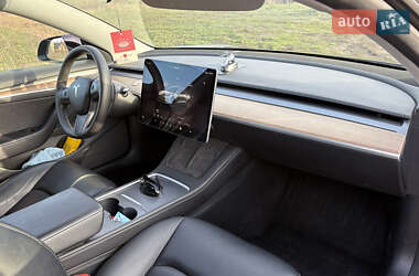 Седан Tesla Model 3 2022 в 