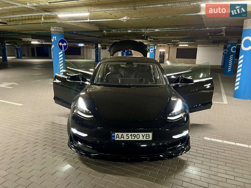 Седан Tesla Model 3 2018 в Києві