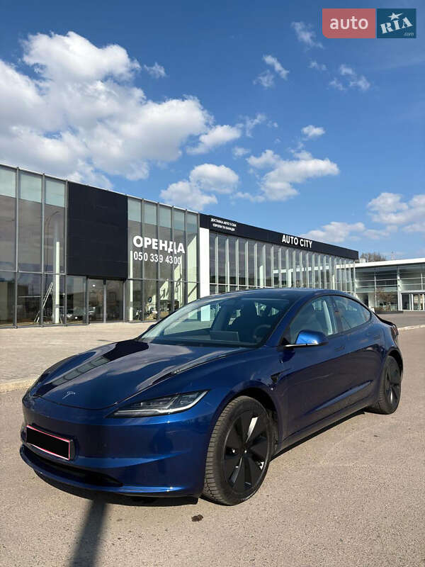 Седан Tesla Model 3 2024 в 
