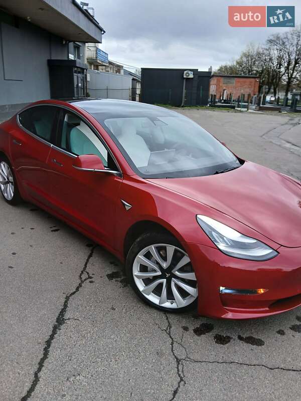 Седан Tesla Model 3 2019 в Львові