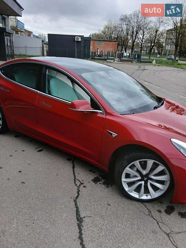 Седан Tesla Model 3 2019 в Львові