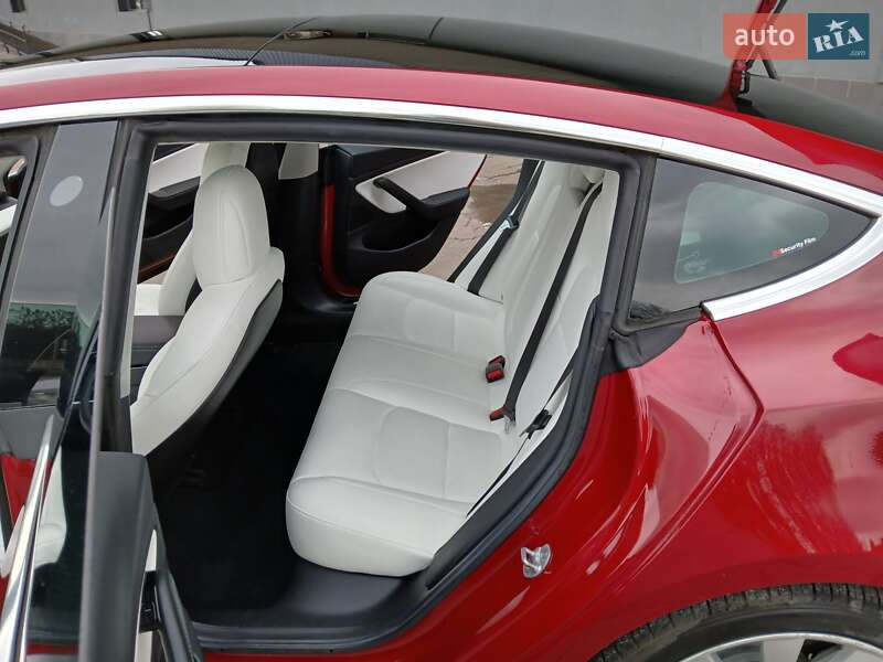 Седан Tesla Model 3 2019 в Львові