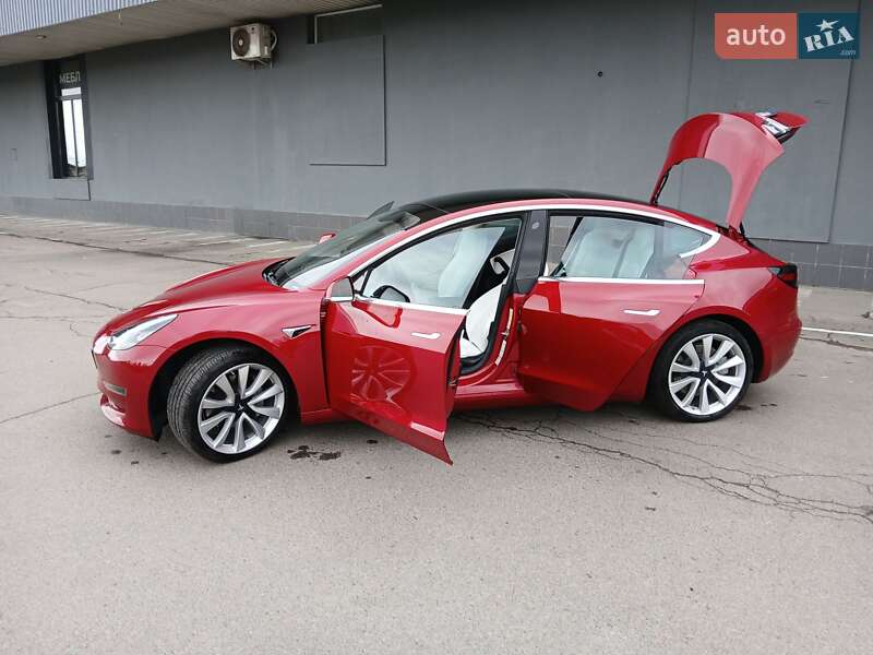 Седан Tesla Model 3 2019 в Львові