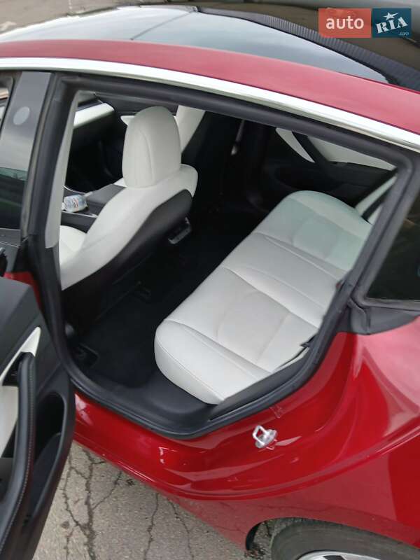 Седан Tesla Model 3 2019 в Львові