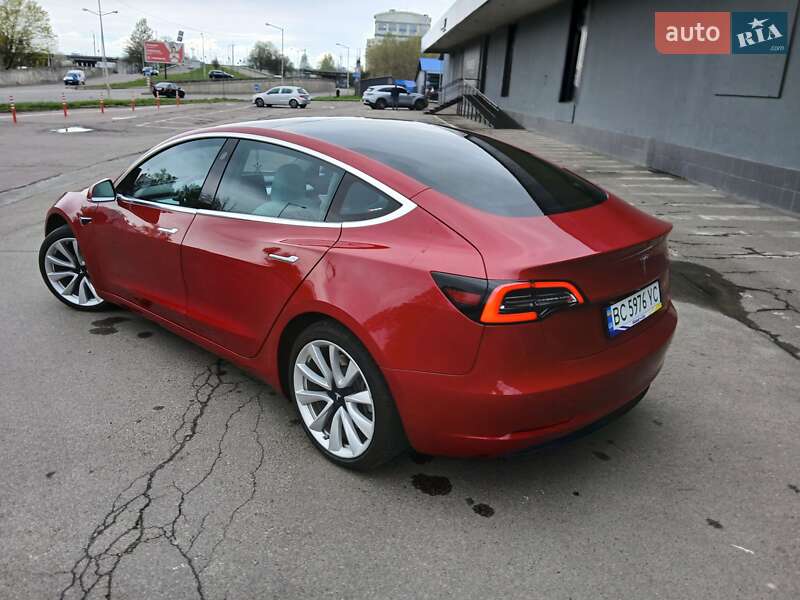 Седан Tesla Model 3 2019 в Львові