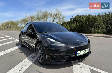 Седан Tesla Model 3 2022 в 