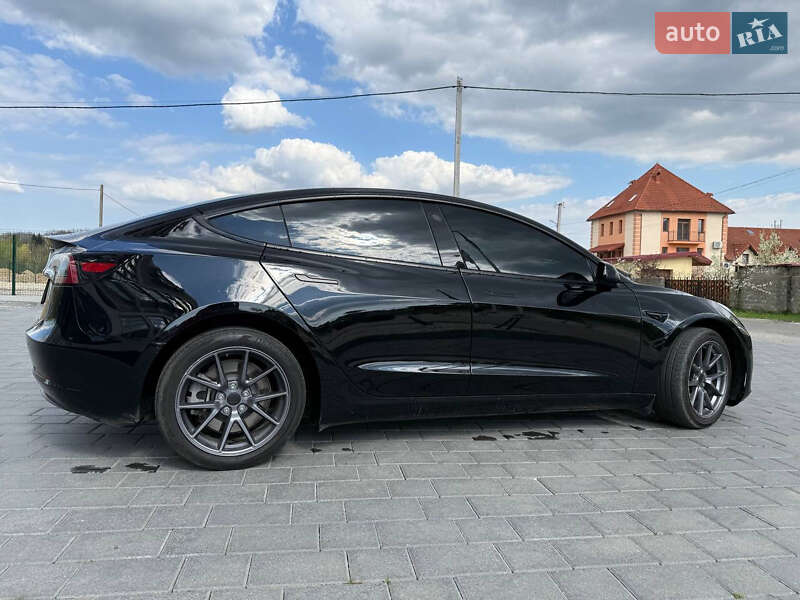 Седан Tesla Model 3 2023 в Трускавце