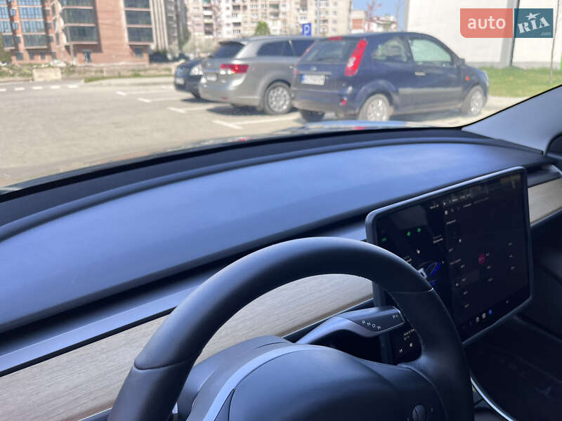 Седан Tesla Model 3 2019 в Львове