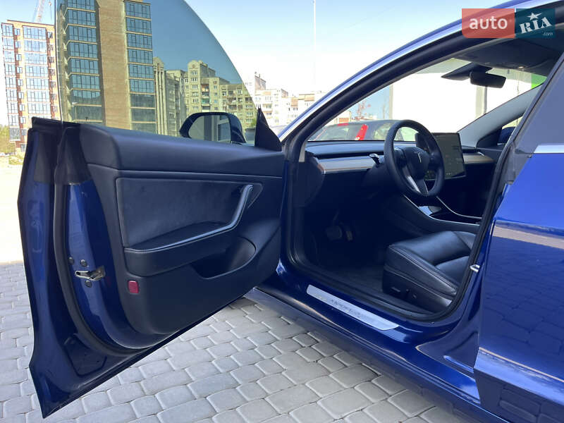 Седан Tesla Model 3 2019 в Львове
