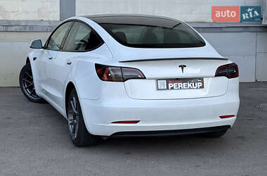 Седан Tesla Model 3 2023 в 