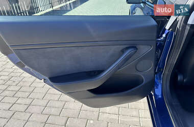 Седан Tesla Model 3 2022 в 