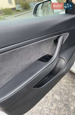 Седан Tesla Model 3 2020 в 