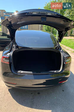 Седан Tesla Model 3 2022 в 