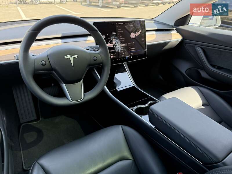 Седан Tesla Model 3 2019 в Киеве