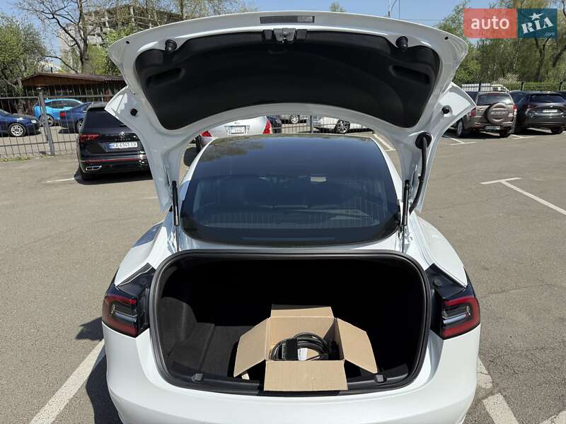 Седан Tesla Model 3 2019 в Киеве
