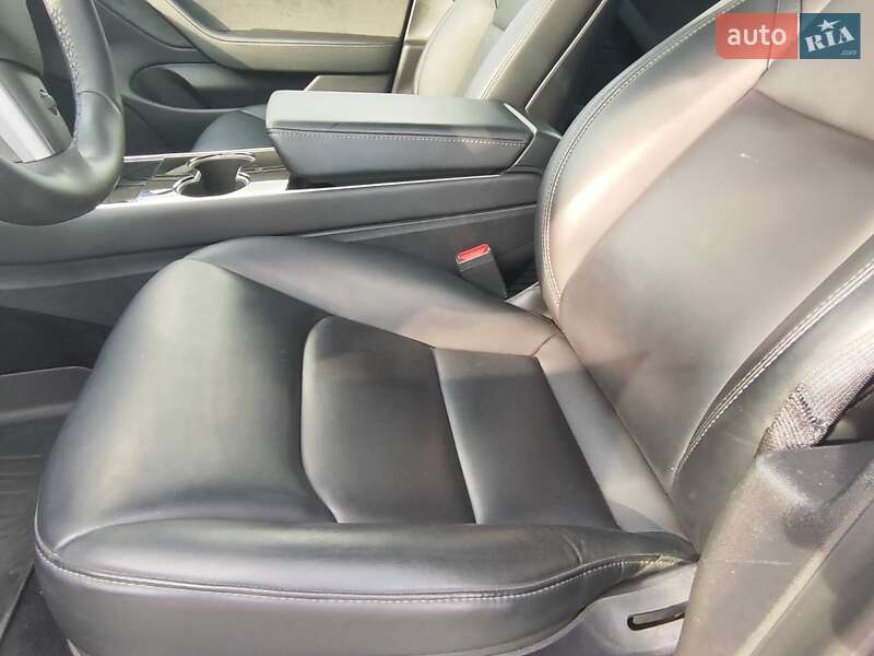 Седан Tesla Model 3 2019 в Львові