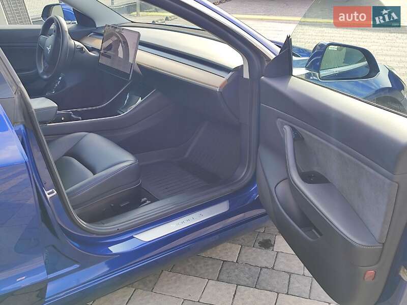 Седан Tesla Model 3 2019 в Львові