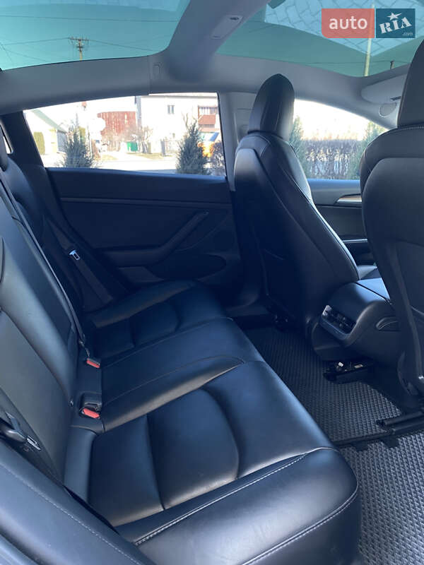 Седан Tesla Model 3 2021 в Кременце