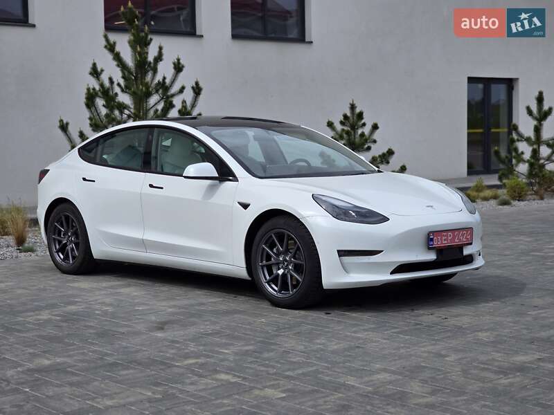 Седан Tesla Model 3 2022 в 