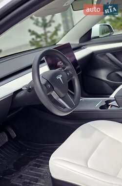 Седан Tesla Model 3 2022 в 