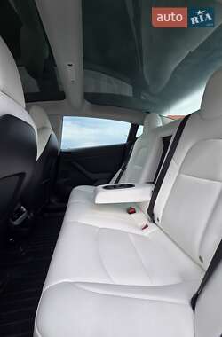Седан Tesla Model 3 2022 в 