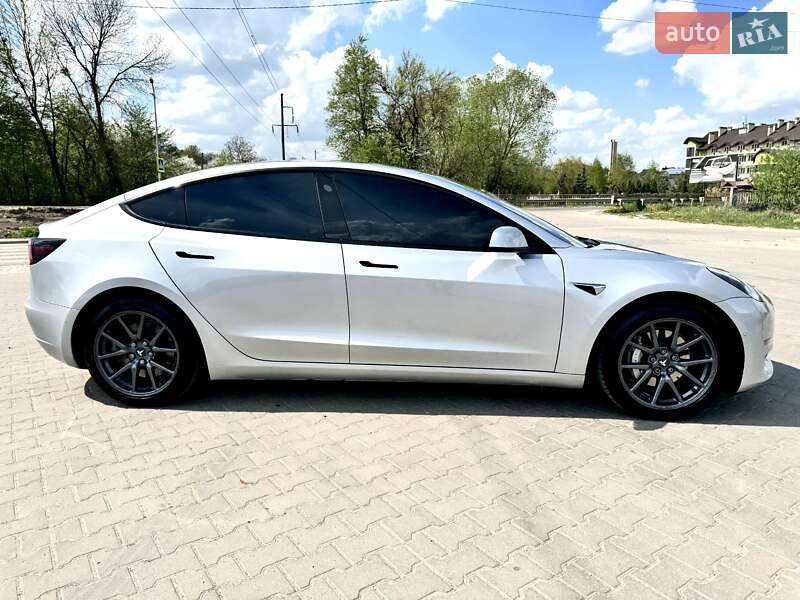 Седан Tesla Model 3 2018 в Львове