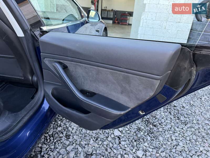 Седан Tesla Model 3 2018 в Луцке