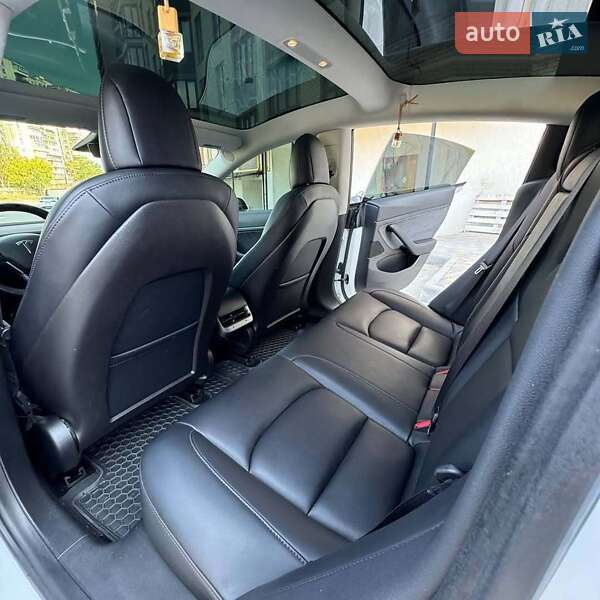 Седан Tesla Model 3 2020 в Винниках